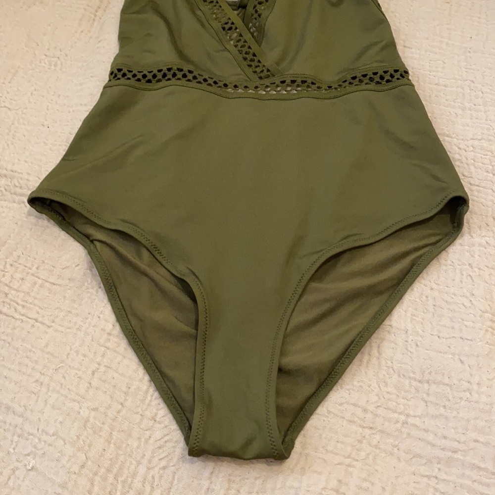 H&M Halter neck swimwear in very good condition. Size 6 . Green color. - Picture 7 of 8